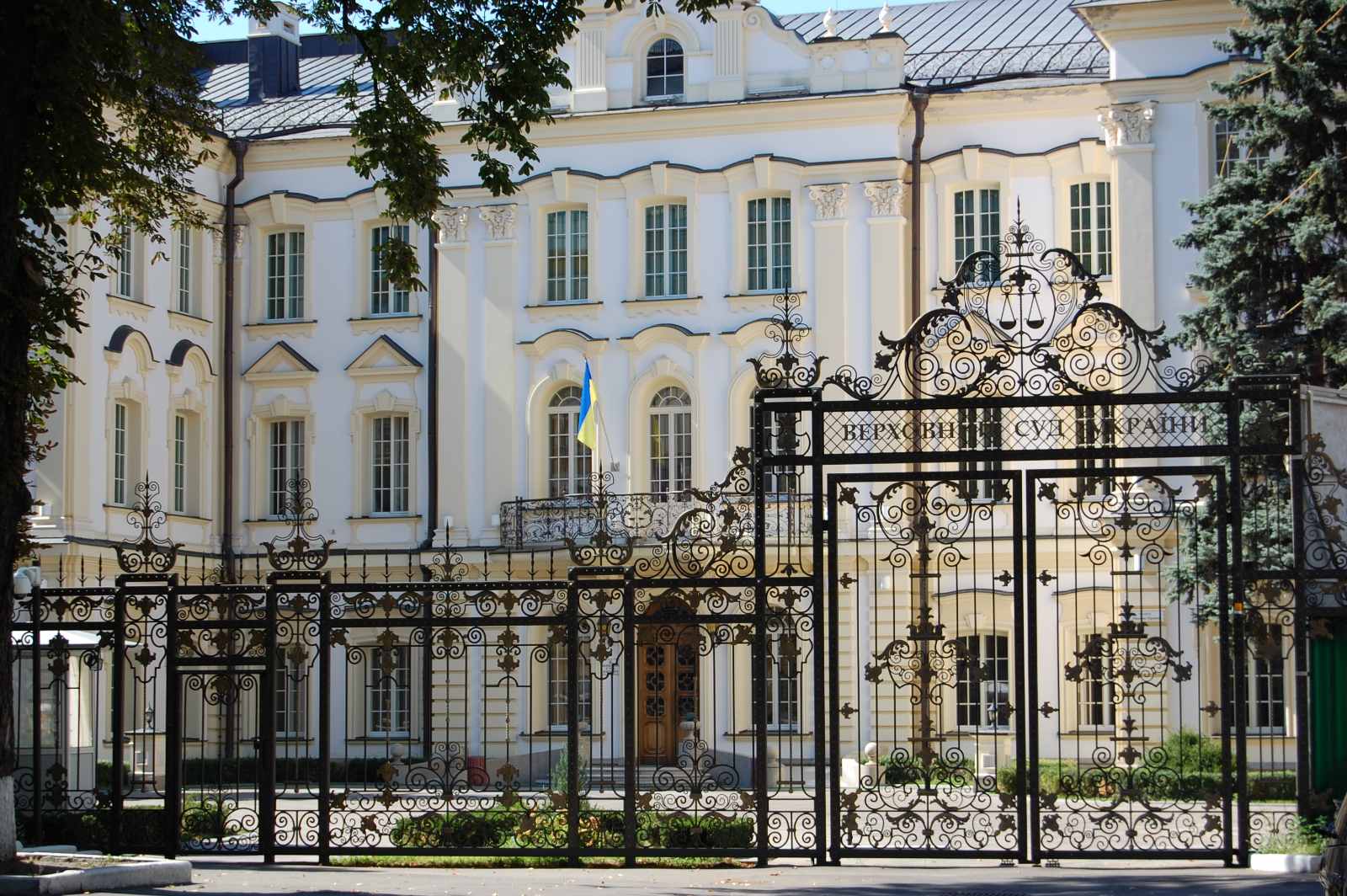 Верховний Суд - ухвала суду першої інстанції про відмову у задоволенні подання про тимчасове обмеження боржника у праві виїзду за межі України може бути оскаржена в апеляційному порядку